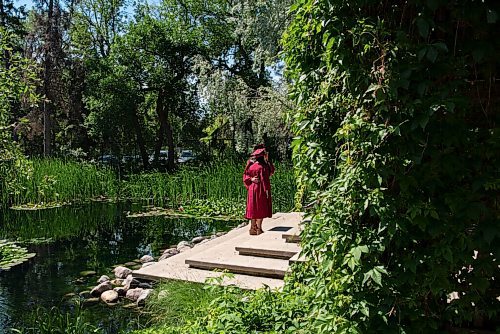 ALEX LUPUL / WINNIPEG FREE PRESS  

Westwood Collegiate graduates take photos at the Leo Mol Sculpture Garden in Winnipeg on Wednesday, June 23, 2021.