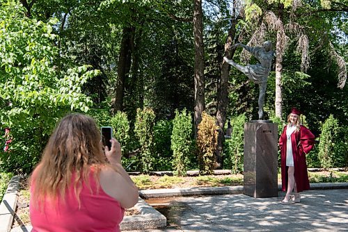 ALEX LUPUL / WINNIPEG FREE PRESS  

Kim Horvath takes a photo of Westwood Collegiate graduate Lauren Horvath at the Leo Mol Sculpture Garden in Winnipeg on Wednesday, June 23, 2021.