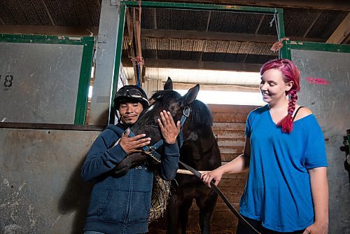 ALEX LUPUL / WINNIPEG FREE PRESS  

Jockey, Jorge Carreño, and Groomer, Charlotte Johnston, pose for a portrait with racehorse Shootin Money on Thursday, June 24, 2021.