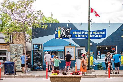 MIKAELA MACKENZIE / WINNIPEG FREE PRESS

The lunchtime rush at Kris' Fish & Chips in Gimli on Friday, June 25, 2021. For Ben Waldman story.
Winnipeg Free Press 2021.