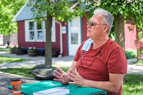 MIKAELA MACKENZIE / WINNIPEG FREE PRESS

Resident John Moore reads a book near the beach in Gimli on Friday, June 25, 2021. For Ben Waldman story.
Winnipeg Free Press 2021.