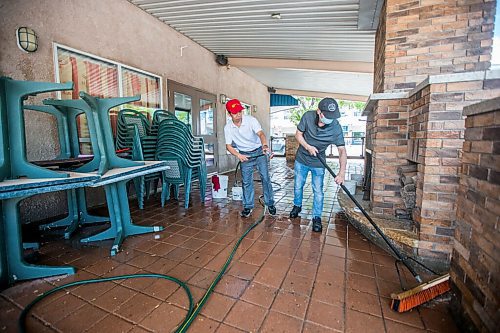 MIKAELA MACKENZIE / WINNIPEG FREE PRESS

Ying Jie Zhen (left) and Xinshe Lei clean off the patio in preparation for opening day at the Comodo Chinese Restaurant in Gimli on Friday, June 25, 2021. For Ben Waldman story.
Winnipeg Free Press 2021.