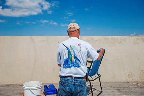 MIKAELA MACKENZIE / WINNIPEG FREE PRESS

Jim Krokosh sets up to do some fishing on the pier in Gimli on Friday, June 25, 2021. For Ben Waldman story.
Winnipeg Free Press 2021.