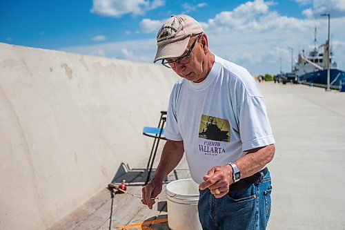 MIKAELA MACKENZIE / WINNIPEG FREE PRESS

Jim Krokosh sets up to do some fishing on the pier in Gimli on Friday, June 25, 2021. For Ben Waldman story.
Winnipeg Free Press 2021.