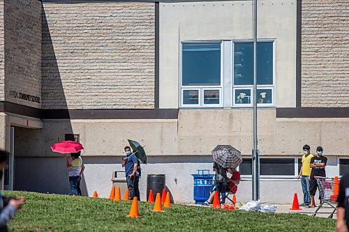 MIKAELA MACKENZIE / WINNIPEG FREE PRESS

Folks line up to get their shots at a pop-up vaccine clinic at Elwick Community School in Winnipeg on Monday, June 28, 2021. The site, which hoped to reach community members who might not otherwise easily be able to get their vaccine, had given out 123 of 150 Pfizer doses by noon. Standup.
Winnipeg Free Press 2021.