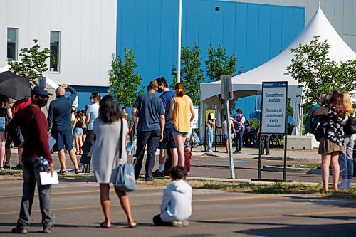 MIKE DEAL / WINNIPEG FREE PRESS
The Leila vaccination supersite opened up for walk-in's for 12-17-year-olds to get a shot at a Pfizer dose Wednesday morning. 
210630 - Wednesday, June 30, 2021.