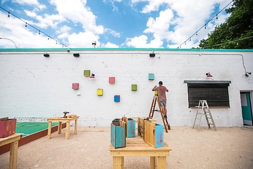 MIKAELA MACKENZIE / WINNIPEG FREE PRESS

FOR BEN SIGURDSON STORY --- Darren Lannoo puts up planter boxes at The Garden at 955 Portage Avenue in Winnipeg on Wednesday, June 30, 2021. The former parking lot, now converted to a new outdoor beer garden, is opening tomorrow (July 1st). 
Winnipeg Free Press 2021.