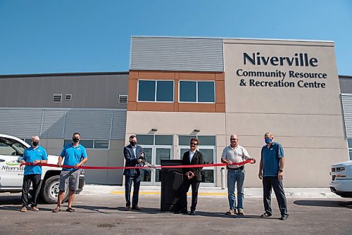 ALEX LUPUL / WINNIPEG FREE PRESS  

Mayor Myron Dyck and Minister Ron Schuler attend the ribbon cutting for the Niverville Community Resource & Recreation Centre on Thursday, July 1, 2021.

Reporter: Mike Sawatzky