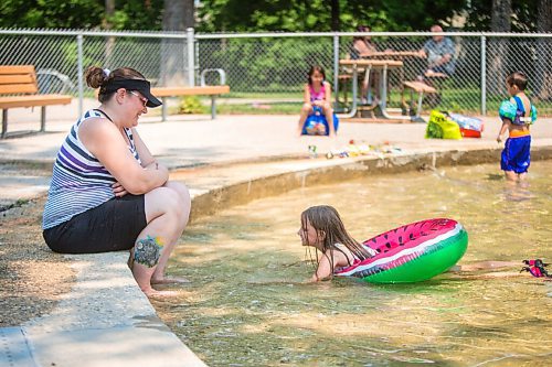 MIKAELA MACKENZIE / WINNIPEG FREE PRESS

Jamie Haluik and her daughter, Paige (9), deal with the heat wave by going to the Elmwood Park wading pool in Winnipeg on Friday, July 2, 2021. For Cody story.
Winnipeg Free Press 2021.