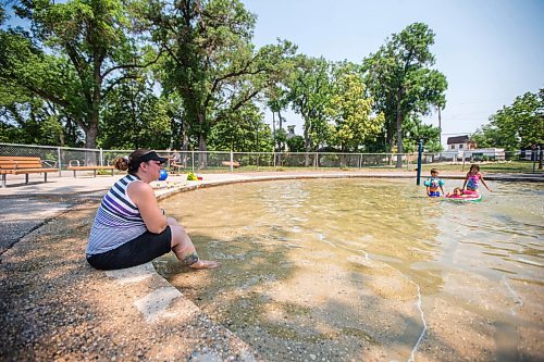 MIKAELA MACKENZIE / WINNIPEG FREE PRESS

Jamie Haluik and her daughter, Paige (9), deal with the heat wave by going to the Elmwood Park wading pool in Winnipeg on Friday, July 2, 2021. For Cody story.
Winnipeg Free Press 2021.