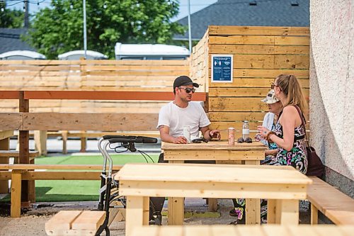 MIKAELA MACKENZIE / WINNIPEG FREE PRESS

Kevin Cox (left), Sylvia Jean Elsia Frampton, and Emma Dueck enjoy a drink and a visit at Garden 955, a new beer garden at 955 Portage Avenue, in Winnipeg on Friday, July 2, 2021. For Ben Sigurdson story.
Winnipeg Free Press 2021.