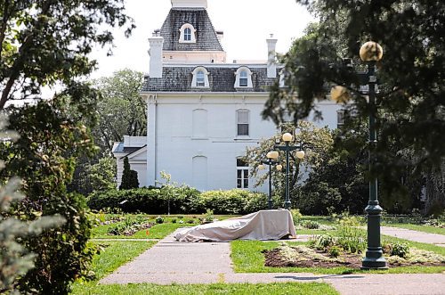 RUTH BONNEVILLE / WINNIPEG FREE PRESS

Local - Leg Statue down

Photo of statue of Queen Elizabeth II, on the east side of the Manitoba Legislative Building lays on the ground covered after being  toppled off its base on Canada Day.  


July 02, 2021