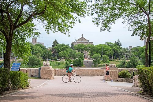 MIKAELA MACKENZIE / WINNIPEG FREE PRESS

Folks enjoy the summer day at The Forks in Winnipeg on Monday, July 5, 2021. Standup.
Winnipeg Free Press 2021.