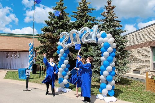 Canstar Community News From left, Adam, Sydney and Rylan Cox celebrate their graduation from Sanford Collegiate on June 24. The Grade 12s convocated in front of family and a few teachers at a drive-in event. (GABRIELLE PICHÉ/CANSTAR COMMUNITY NEWS/HEADLINER)