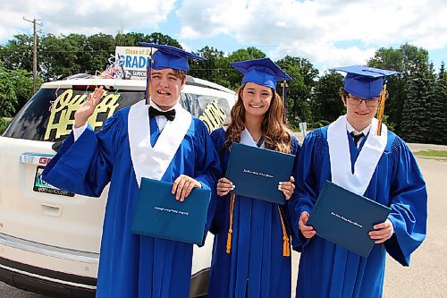 Canstar Community News Rylan, Sydney and Adam Cox pose with their high school diplomas at Sanford Collegiate's drive in convocation on June 24. The trio came in a decked out car celebrating their milestone. (GABRIELLE PICHÉ/CANSTAR COMMUNITY NEWS/HEADLINER)