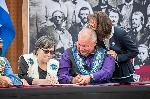 MIKAELA MACKENZIE / WINNIPEG FREE PRESS

Manitoba Metis Federation (MMF) vice president Leah LaPlante (left) signs the agreement, which gives the MMF formal recognition to lead the Manitoba Metis and represent them, as MMF president David Chartrand and his wife, Glorian Chartrand, watch at a signing ceremony at Upper Fort Garry Heritage Provincial Park in Winnipeg on Tuesday, July 6, 2021. For Carol Sanders story.
Winnipeg Free Press 2021.