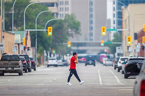 MIKAELA MACKENZIE / WINNIPEG FREE PRESS

A pedestrian crosses Fort Street on Broadway in smoky downtown Winnipeg on Tuesday, July 6, 2021. Standup.
Winnipeg Free Press 2021.