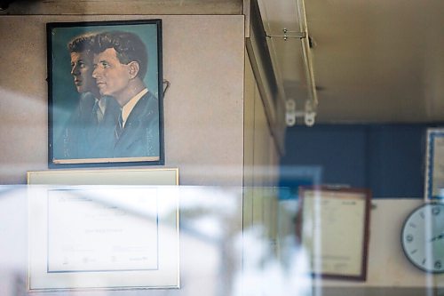 MIKAELA MACKENZIE / WINNIPEG FREE PRESS

A picture of the Kennedys that has been on the wall since the late '60s at the Dairi-Wip Drive In, one of the more iconic burger joints in town, in Winnipeg on Tuesday, July 6, 2021. For Dave Sanderson story.
Winnipeg Free Press 2021.