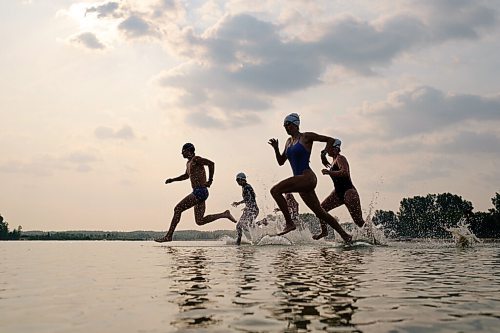 MIKE SUDOMA / WINNIPEG FREE PRESS
Triathlon Manitoba athletes run out to swim a lap during practice in Birds Hill Park Tuesday evening
July 6, 2021