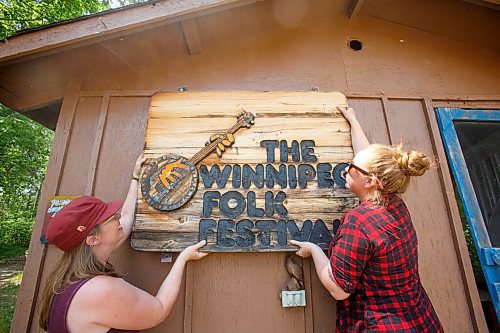 MIKE DEAL / WINNIPEG FREE PRESS
Arwen Helene (left) and Katie Hohne (right) take down the old sign on an office building that will be replaced this summer. One of a few maintenance things that need to get done at the Folk Festival site in Birdshill Provincial Park, even though there is no festival this year.
See Ben Waldman story
210707 - Wednesday, July 07, 2021.