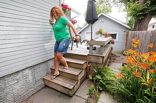 JOHN WOODS / WINNIPEG FREE PRESS
Carrie McKinnon, who needs a knee replacement, is photographed at her home in Winnipeg Thursday, July 8, 2021. McKinnon has been waiting for months for the replacement and has had her surgery cancelled.

Reporter: May