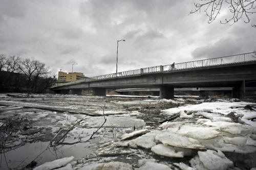 MIKE.DEAL@FREEPRESS.MB.CA 100403 - Saturday, April 3rd, 2010 A bicyclist makes their way over the Maryland Street Bridge where an ice jam has caused the Assiniboine river to back up and rise a bit. See Melissa Martin story MIKE DEAL / WINNIPEG FREE PRESS