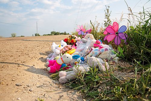 MIKE DEAL / WINNIPEG FREE PRESS
A memorial along the side of King Edward Blvd close to where 3-year-old Jemimah Bundalian was murdered by her father, Frank Nausigimana, on July 7th.
210712 - Monday, July 12, 2021.