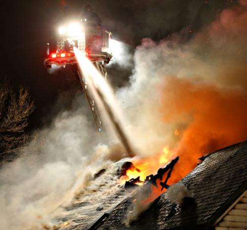 BORIS.MINKEVICH@FREEPRESS.MB.CA  100404 BORIS MINKEVICH / WINNIPEG FREE PRESS House fire at 364 Elgin.