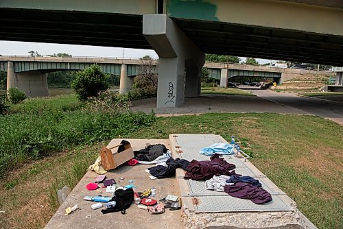 ALEX LUPUL / WINNIPEG FREE PRESS  

Discarded items from the former site of an encampment are photographed below the St. James Bridge in Winnipeg on Tuesday, July 13, 2021. Seniors at the nearby Kiltartan Towers were afraid to go through the walkway because people had set up lodging there.