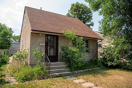 ALEX LUPUL / WINNIPEG FREE PRESS  

The exterior of Matthew Cowap's home is photographed on Tuesday, July 13, 2021. Water at the house has been turned off for the last five years. Cowap received a $23,000 water bill in 2016, and he's been fighting it ever since, with no progress.

Reporter: Cody Sellar
