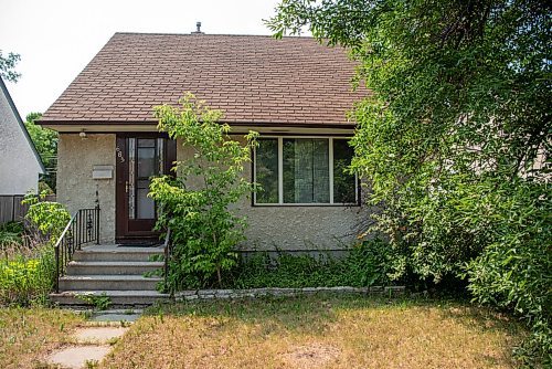 ALEX LUPUL / WINNIPEG FREE PRESS  

The exterior of Matthew Cowap's home is photographed on Tuesday, July 13, 2021. Water at the house has been turned off for the last five years. Cowap received a $23,000 water bill in 2016, and he's been fighting it ever since, with no progress.

Reporter: Cody Sellar