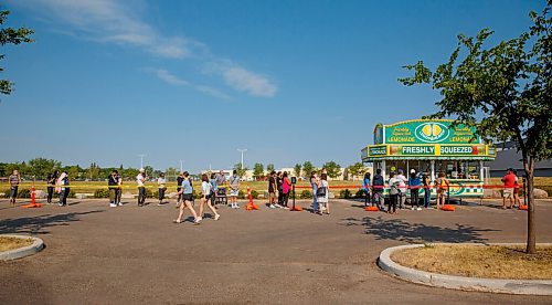 MIKE DEAL / WINNIPEG FREE PRESS
A line up for the lemonade stand at the Leila Supersite sprung up as people who got vaccinations were give a coupon for a free drink Wednesday morning.
All 10 vaccine supersites in the province will be offering walk-ins only today, with 8,000 doses of Pfizer earmarked for youth between 12 and 17 years old.
See Erik Pindera story
210714 - Wednesday, July 14, 2021.