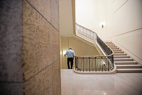 MIKAELA MACKENZIE / WINNIPEG FREE PRESS

PC MLA Dennis Smook walks down the hall at the Manitoba Legislative Building in Winnipeg on Wednesday, July 14, 2021. For Dylan story.
Winnipeg Free Press 2021.