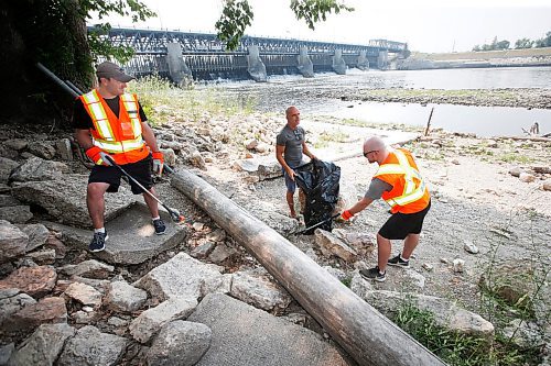 JOHN WOODS / WINNIPEG FREE PRESS
Robert Belanger, centre, founder and coordinator of Red River Operation Clean Up, and his staff Brandon Strang, right, and Cody Pellaers clean up the banks along the Red River north of Lockport Thursday, July 15, 2021. 

Reporter: Epp