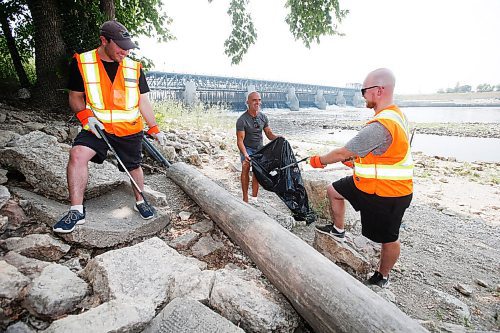 JOHN WOODS / WINNIPEG FREE PRESS
Robert Belanger, centre, founder and coordinator of Red River Operation Clean Up, and his staff Brandon Strang, right, and Cody Pellaers clean up the banks along the Red River north of Lockport Thursday, July 15, 2021. 

Reporter: Epp