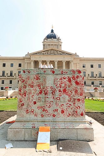 RUTH BONNEVILLE / WINNIPEG FREE PRESS

Manitoba Legislative Building with empty plinth that once house Queen Victoria Statue which was destroyed on Canada Day.  

July 16, 2021


