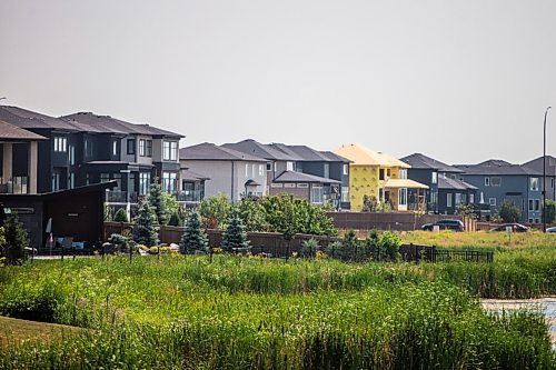 MIKAELA MACKENZIE / WINNIPEG FREE PRESS

New homes are built in Fort Garry in Winnipeg on Friday, July 16, 2021. For Ben story.
Winnipeg Free Press 2021.