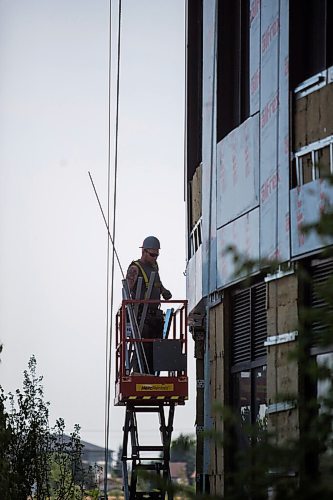 MIKAELA MACKENZIE / WINNIPEG FREE PRESS

An apartment complex under construction at Pembina Highway and Chancellor Matheson Road in Fort Garry in Winnipeg on Friday, July 16, 2021. For Ben story.
Winnipeg Free Press 2021.