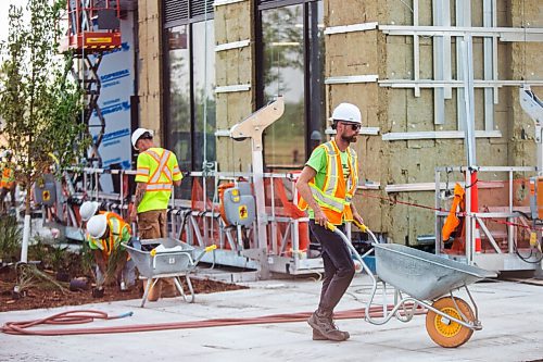 MIKAELA MACKENZIE / WINNIPEG FREE PRESS

An apartment complex under construction at Pembina Highway and Chancellor Matheson Road in Fort Garry in Winnipeg on Friday, July 16, 2021. For Ben story.
Winnipeg Free Press 2021.