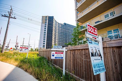 MIKAELA MACKENZIE / WINNIPEG FREE PRESS

An apartment complex under construction at Pembina Highway and Chancellor Matheson Road in Fort Garry in Winnipeg on Friday, July 16, 2021. For Ben story.
Winnipeg Free Press 2021.