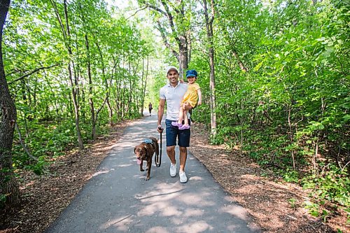 MIKAELA MACKENZIE / WINNIPEG FREE PRESS

Gordon Templeton, Naomi Templeton (two), and their dog, Nala, demonstrate the dog restraint and leash system at King's Park in Winnipeg on Friday, July 16, 2021. For Dave Sanderson story.
Winnipeg Free Press 2021.