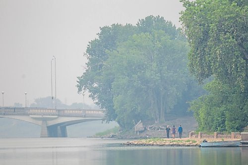 MIKAELA MACKENZIE / WINNIPEG FREE PRESS

Folks walk along the river walk at The Forks, as seen from Tache Promenade, on a smoky day in Winnipeg on Tuesday, July 20, 2021. Standup.
Winnipeg Free Press 2021.