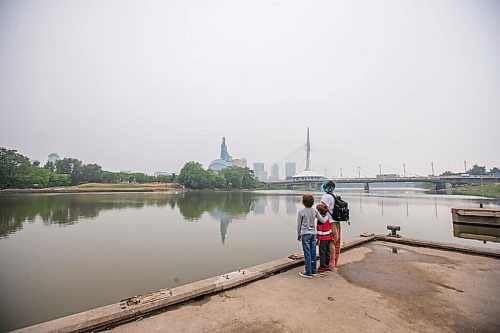 MIKAELA MACKENZIE / WINNIPEG FREE PRESS

Matteo (eight, left), Liam (five), and Luana Hebert look at the smoky city skyline from the Tache Promenade in Winnipeg on Tuesday, July 20, 2021. Standup.
Winnipeg Free Press 2021.