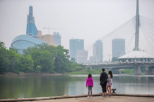 MIKAELA MACKENZIE / WINNIPEG FREE PRESS

Folks look at the smoky city skyline from the Tache Promenade in Winnipeg on Tuesday, July 20, 2021. Standup.
Winnipeg Free Press 2021.