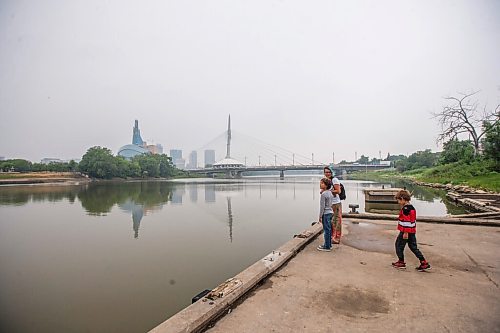 MIKAELA MACKENZIE / WINNIPEG FREE PRESS

Luana, Matteo (eight), and Liam (five) Hebert look at the smoky city skyline from the Tache Promenade in Winnipeg on Tuesday, July 20, 2021. Standup.
Winnipeg Free Press 2021.