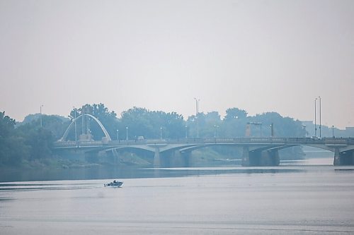 MIKAELA MACKENZIE / WINNIPEG FREE PRESS

A boat in front of the Norwood Bridge, as seen from Tache Promenade, on a smoky day in Winnipeg on Tuesday, July 20, 2021. Standup.
Winnipeg Free Press 2021.