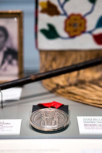 MIKAELA MACKENZIE / WINNIPEG FREE PRESS

The Treaty No.1 medal in a display about Treaty One at the Manitoba Museum in Winnipeg on Tuesday, July 20, 2021. For --- story.
Winnipeg Free Press 2021.