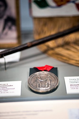 MIKAELA MACKENZIE / WINNIPEG FREE PRESS

The Treaty No.1 medal in a display about Treaty One at the Manitoba Museum in Winnipeg on Tuesday, July 20, 2021. For --- story.
Winnipeg Free Press 2021.