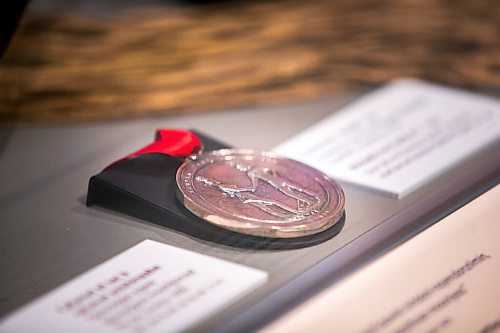 MIKAELA MACKENZIE / WINNIPEG FREE PRESS

The Treaty No.1 medal in a display about Treaty One at the Manitoba Museum in Winnipeg on Tuesday, July 20, 2021. For --- story.
Winnipeg Free Press 2021.