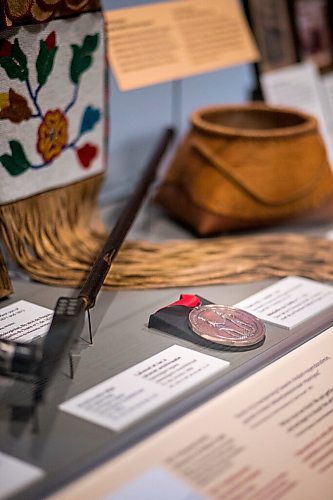 MIKAELA MACKENZIE / WINNIPEG FREE PRESS

The Treaty No.1 medal in a display about Treaty One at the Manitoba Museum in Winnipeg on Tuesday, July 20, 2021. For --- story.
Winnipeg Free Press 2021.